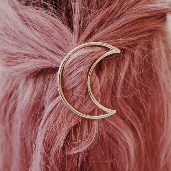 MOON HAIR CLIP ♡